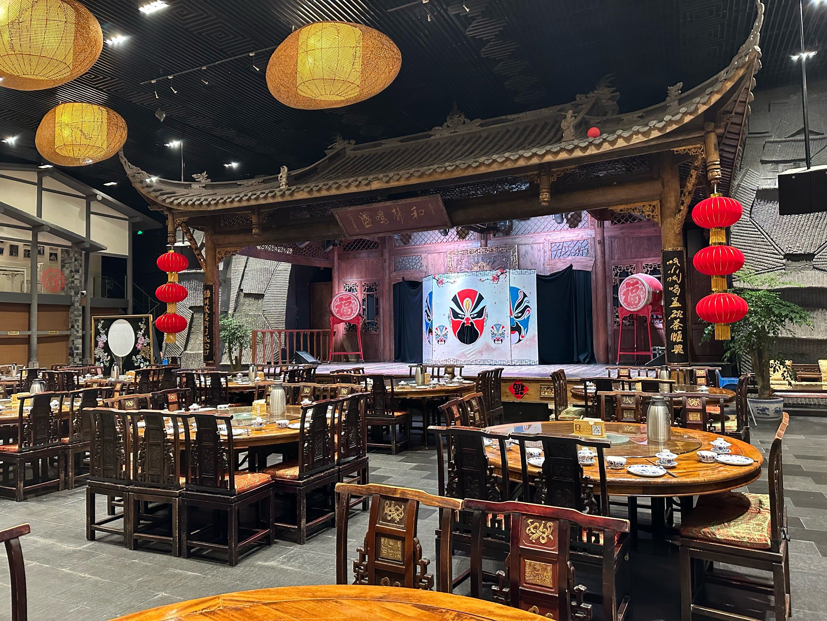 环境好,服务员特别热情,菜品美味,演出精