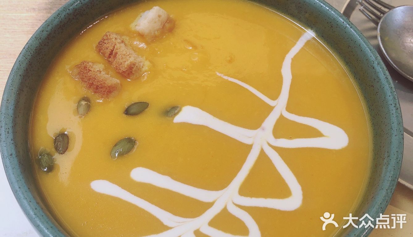 四面皆景,适合情侣、闺蜜聚会。我们点的套餐,搭配合理