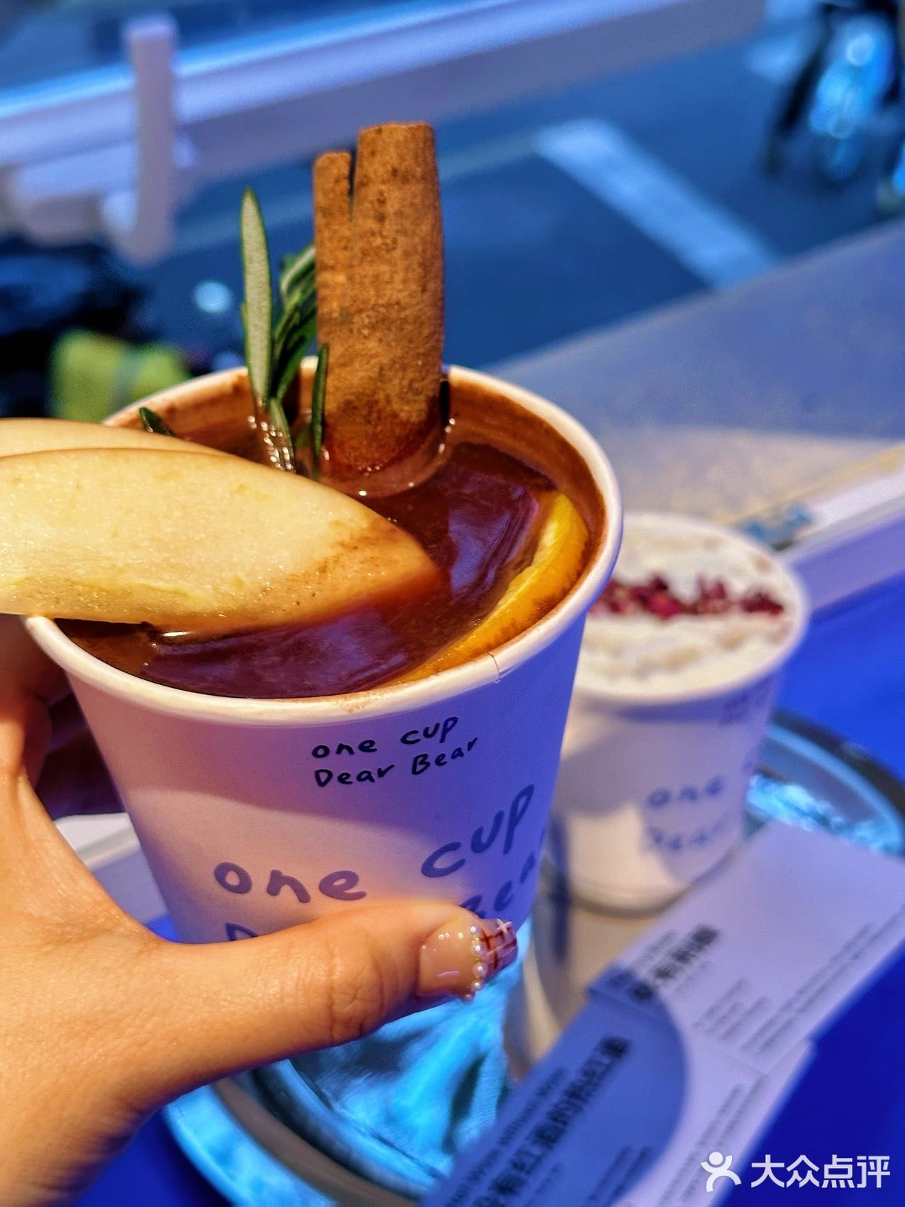 被克莱因蓝色调包围的咖啡馆💙