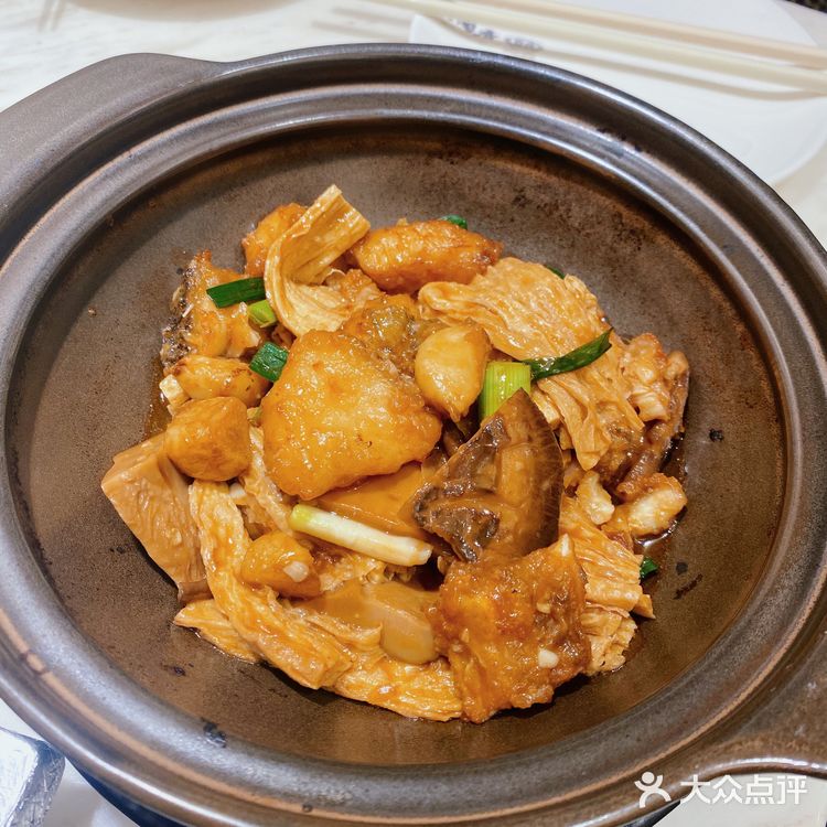 上菜好快，店员姐姐会主动帮我们切好，比较贴心