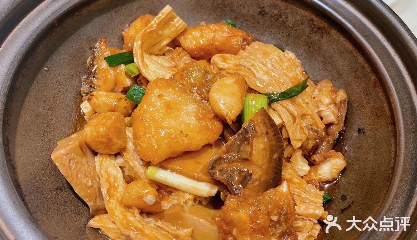 上菜好快，店员姐姐会主动帮我们切好，比较贴心