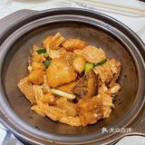 上菜好快，店员姐姐会主动帮我们切好，比较贴心