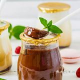 它是圆方形的,在蛋糕的上面上面抹了奶油