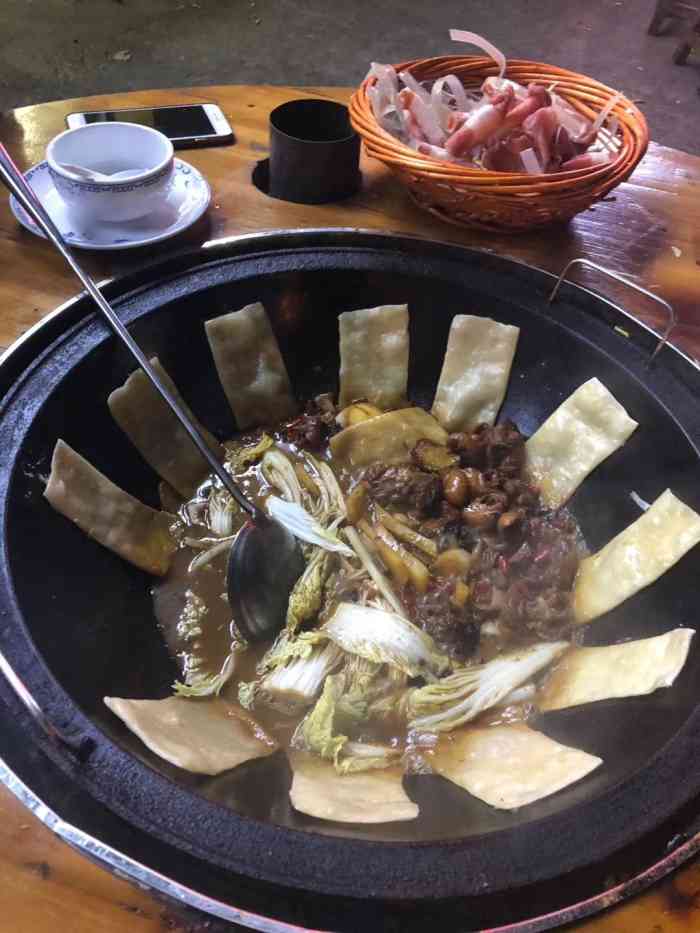 皖北地锅鸡(朱家路店)-"[薄荷]环境:路边饭店店铺的样子,专门.