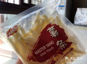 原料:薯条,芝士片,蛋黄酱/沙拉酱