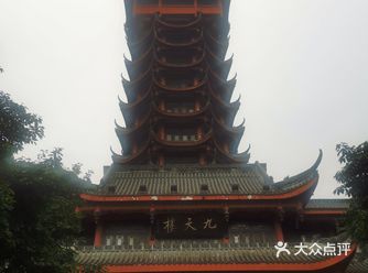 “九天开出一成都,万户千门入画图,草树云山如锦绣