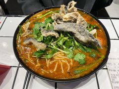 招牌炸酱酸辣米线-肥汁米蘭香港米线(长宁来福士店)