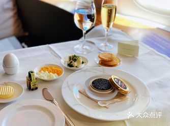 空中鱼子酱香槟，还不错的飞机餐吧