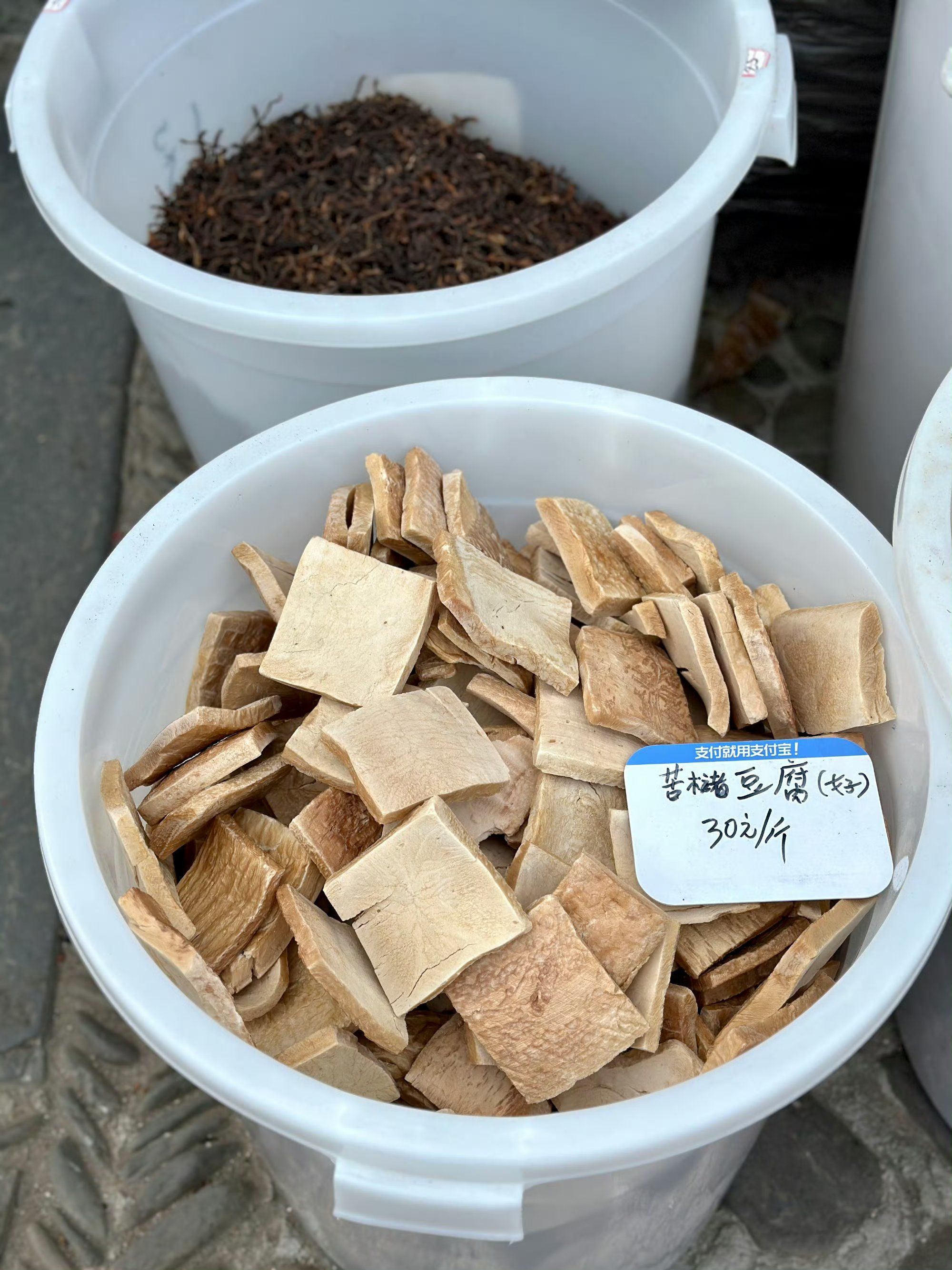 苦槠豆腐并非传统意义上的豆制品,它是用当地山
