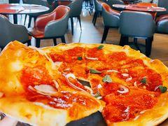 意大利腊肠比萨配腌番茄和干酪-WOLFGANG PUCK KITCHEN & BAR(迪士尼小镇店)