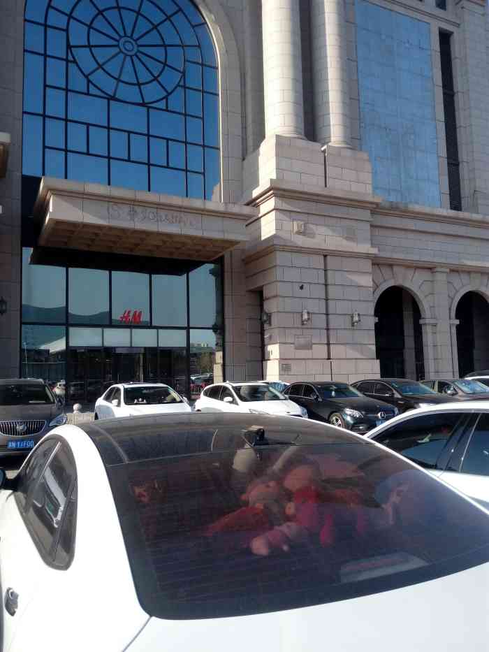 地上地下都有,大家来这无非就是来华熙live或者蓝色港湾的,没有乱停车