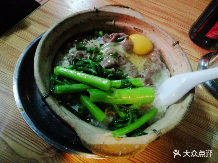 牛肉窩蛋煲仔飯