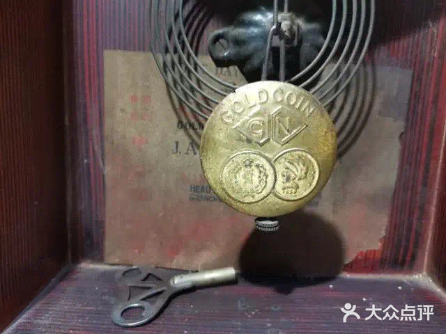 背面带广告的民国座钟