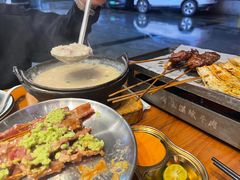 -何妹湿辣牛肉·粤式烧烤砂煲(桂雅路店)