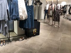-URBAN REVIVO(高德置地广场·春广场店)
