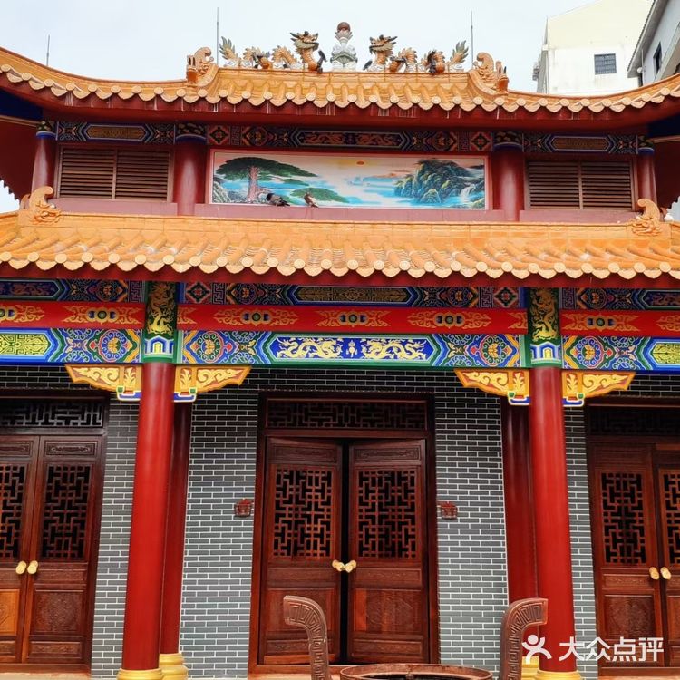 有一处金黄色琉璃瓦的仿古建筑，走过去看看