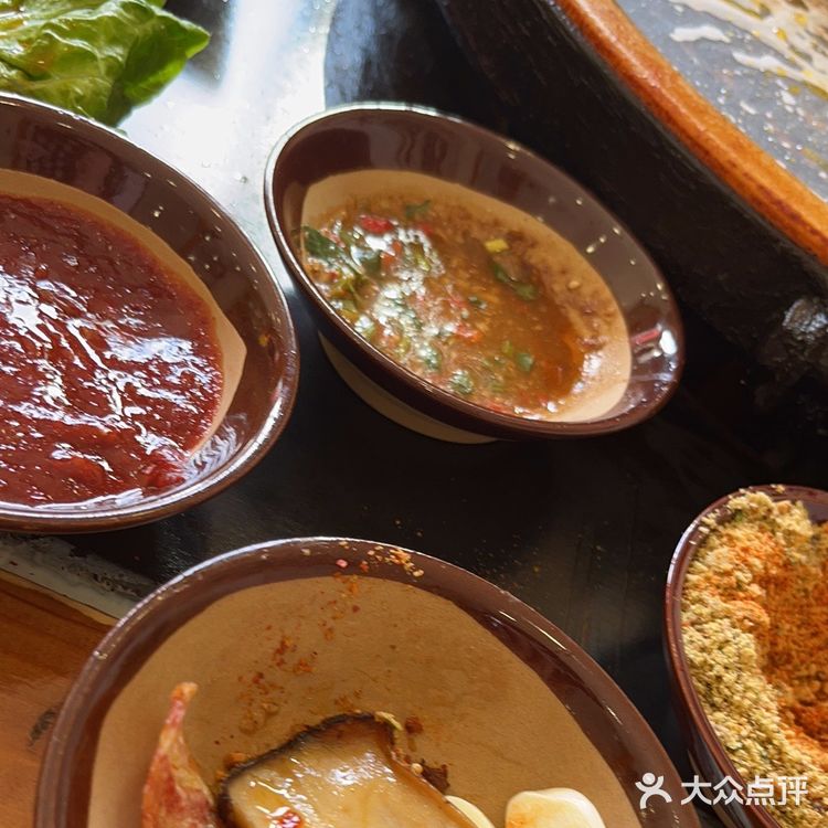 这家餐厅环境很好，非常干净整洁，食物不