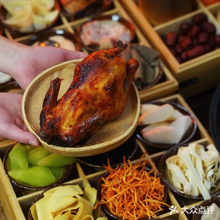 🍲 80年代怀旧风火锅！老物件+吊灯，超有代入感！🌟