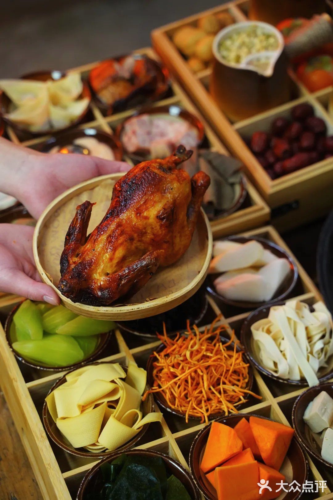 🍲 80年代怀旧风火锅！老物件+吊灯，超有代入感！🌟