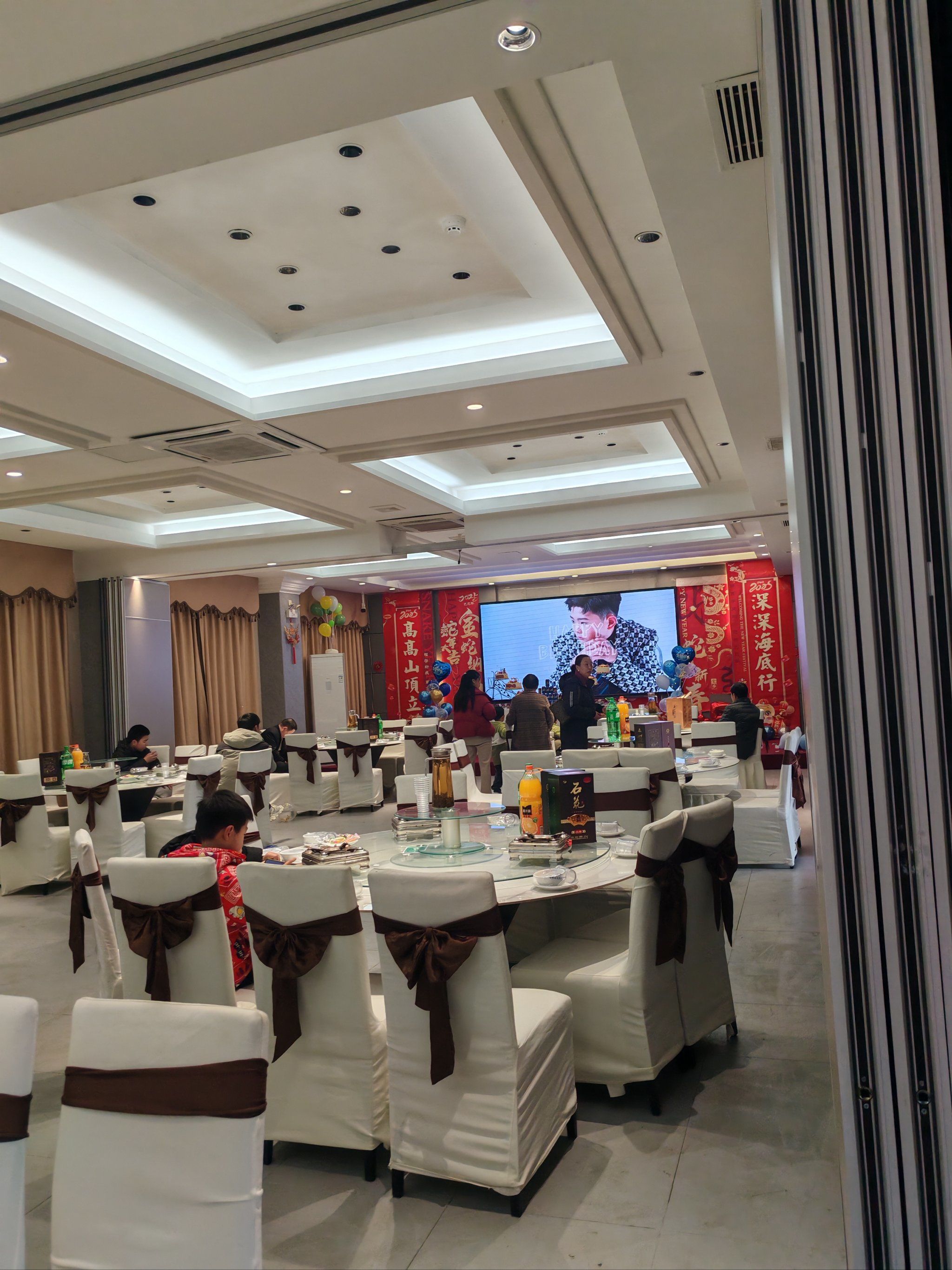 进来让人耳目一新,院子里装饰的很有韵味,布置的大红灯笼也很有气氛