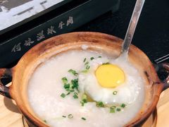 窝蛋牛肉粥-何妹湿辣牛肉·粤式烧烤砂煲(桂雅路店)