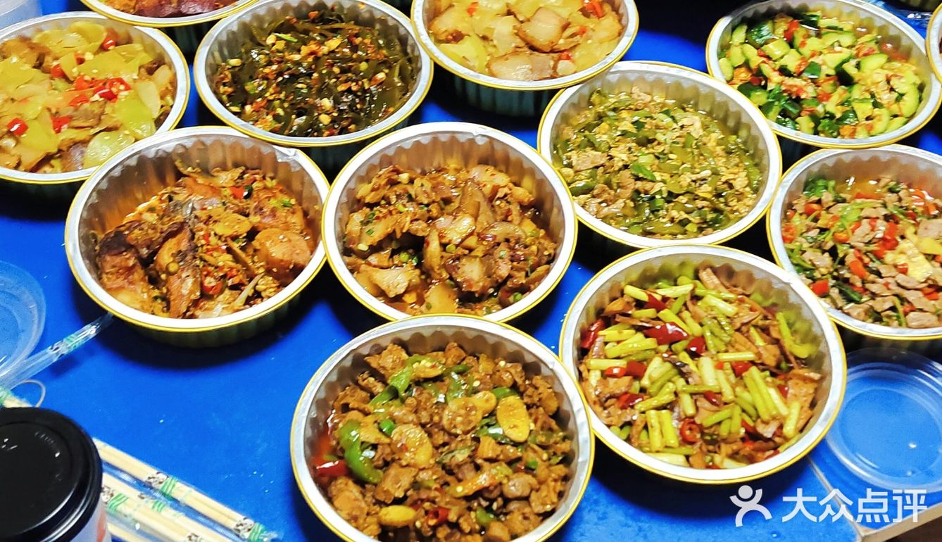 特别推荐没有上菜单的私房菜土匪猪肝、香辣猪脸肉！