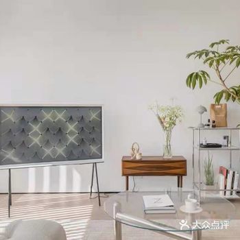 银色是时尚色调，中间色的一种，他和白色一样属于万能色