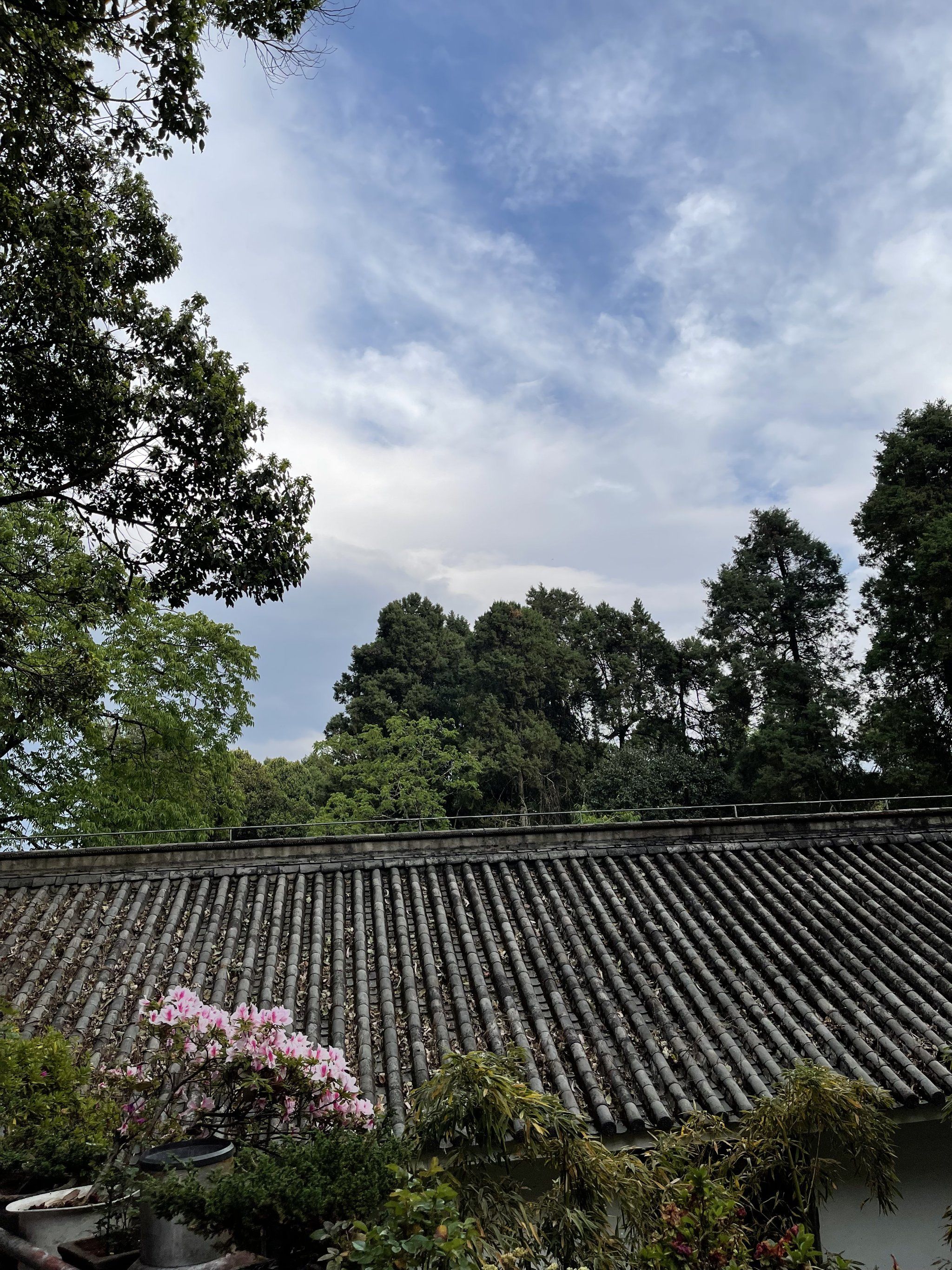 半山腰也有吃饭住宿的祝圣寺香会街
