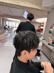 -宫铭烫发染发接发店