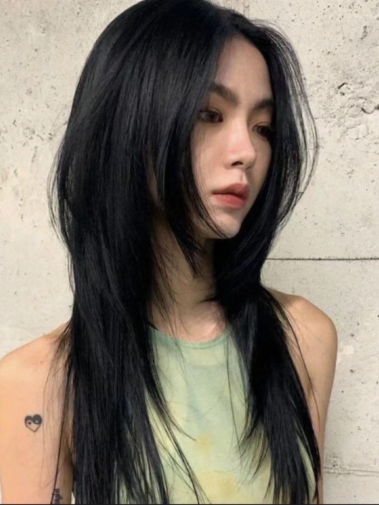 不用考虑长度 以头发的结构来表达发型的方式整体的层次非常轻盈飘逸