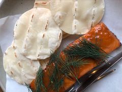 烟熏三文鱼配烤饺子皮和芥末籽酱-BOR Eatery(安福路店)