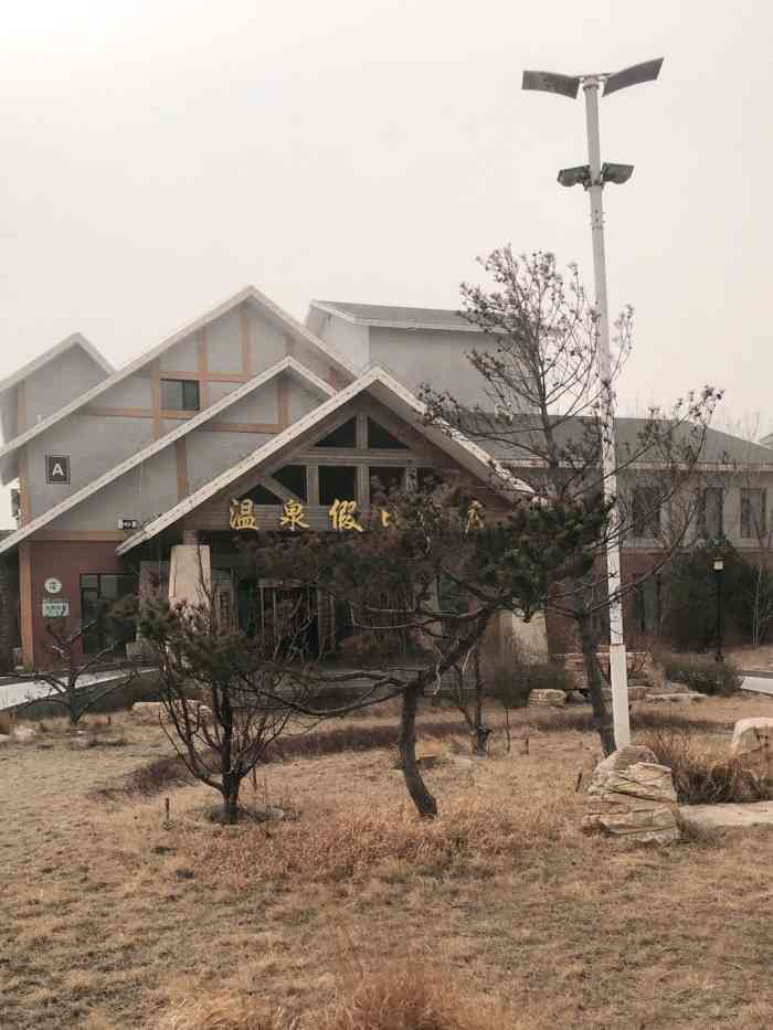 打分 酒店位于乐亭金沙岛,酒店特色是海水温泉,设施一般卫生及服务就