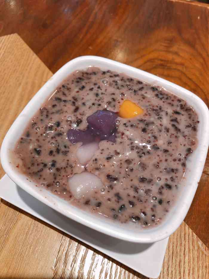 多芒椰汁黑糯米 黑糯米搭配芒果粒冰淇淋,一口下去超级满足,冰冰亮构