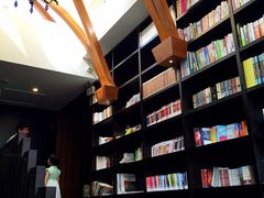 上楼-钟书阁(松江泰晤士小镇店)