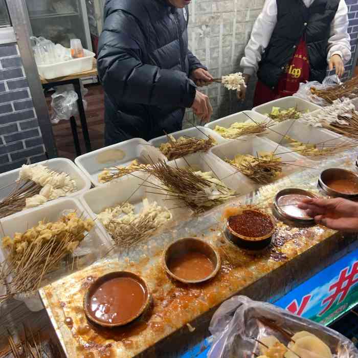 和朋友吃完晚餐后没事做,聊起传说中的义井沾串,想到还没来过这条美食