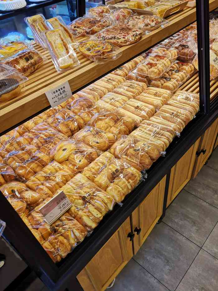 丽都蛋糕烘培工坊(正阳明珠店)-"正阳明珠楼下,店面适中,陈列摆设还