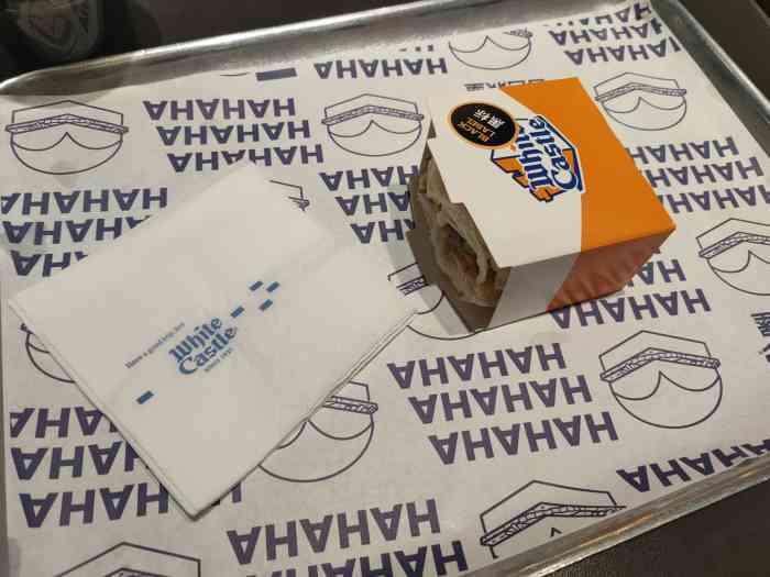 一个人都可以干掉2-3个小汉堡 小食组合里面的咕咕鸡肉棒惊喜耶,掰开