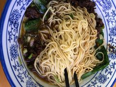 特色炸酱面-渝之汇牛肉豌杂面