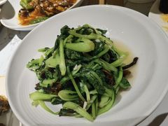 鸡毛菜炒菌菇-关东小磨东北菜(漕河泾印象城店)