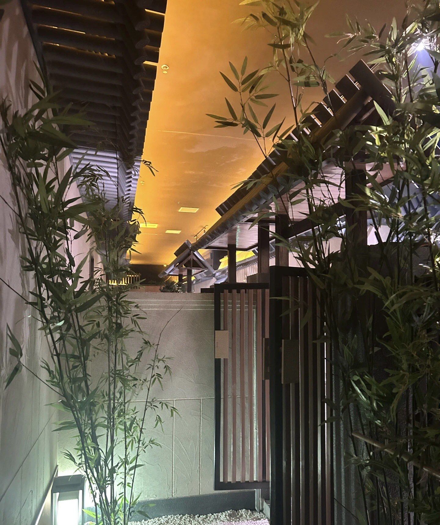 智能新风系统与雪松香薰交织出沉静氛围独立的日式汤屋设计让更衣