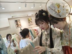 -一揽芳华汉服旗袍体验馆(拙政园店)