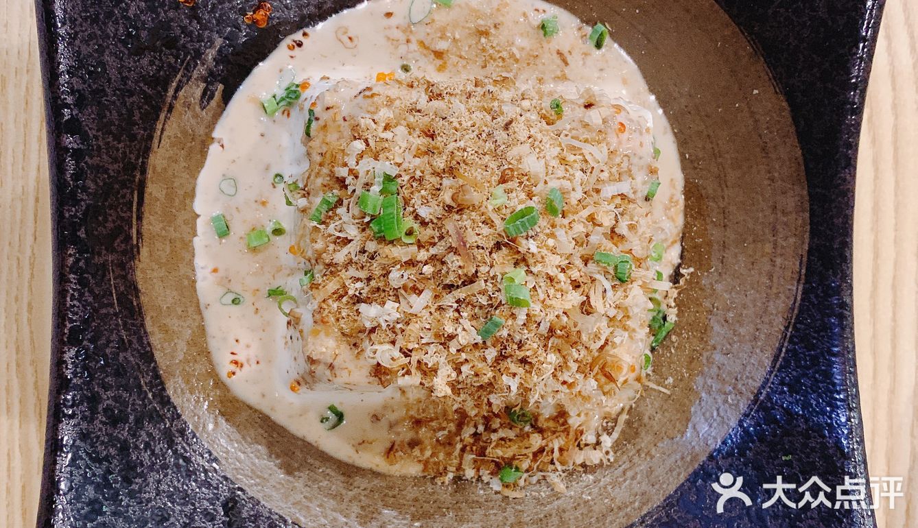 羊肉串切的都是小串，烤料很香，没觉得辣