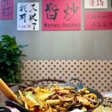 重庆火锅卷出新花样，火锅还能炒起吃。