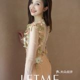 亲肤柔滑。肩部和飘袖上的立体造花非常修饰手臂