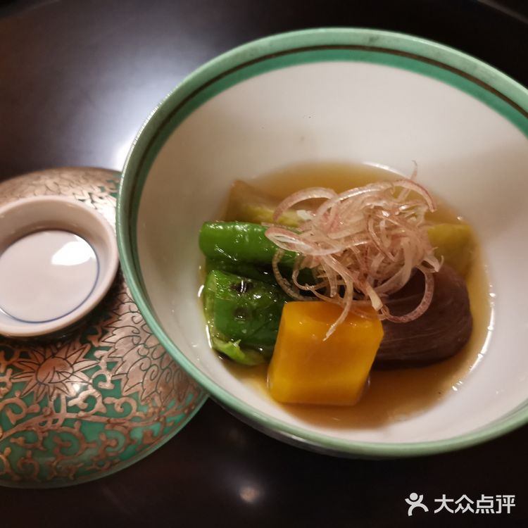 可以毫无疑问地说，吉兆的怀石料理就是登峰造极的最佳代表