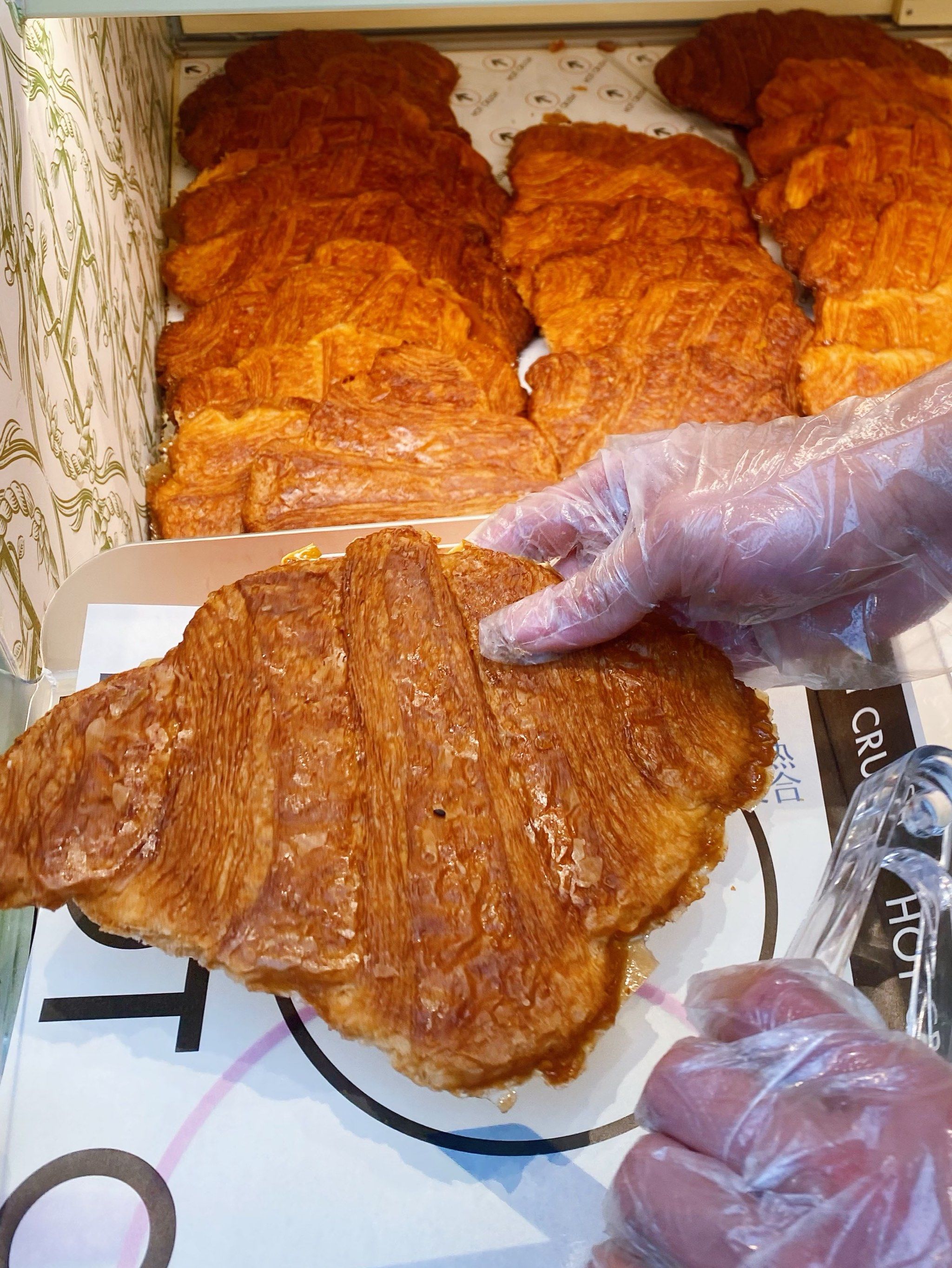 这个压扁的可颂蛮好吃的!还免费领到了拿破仑饼!