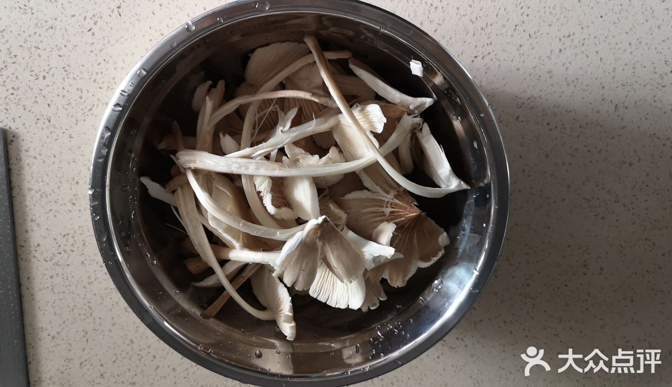 烧开后加了几个肉丸煮熟后只加了一点盐，味道鲜美