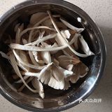 烧开后加了几个肉丸煮熟后只加了一点盐，味道鲜美