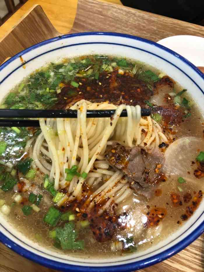 西北楼牛肉面(教场口街店)-"上午到人定湖公园拍照片,拍完已经到了