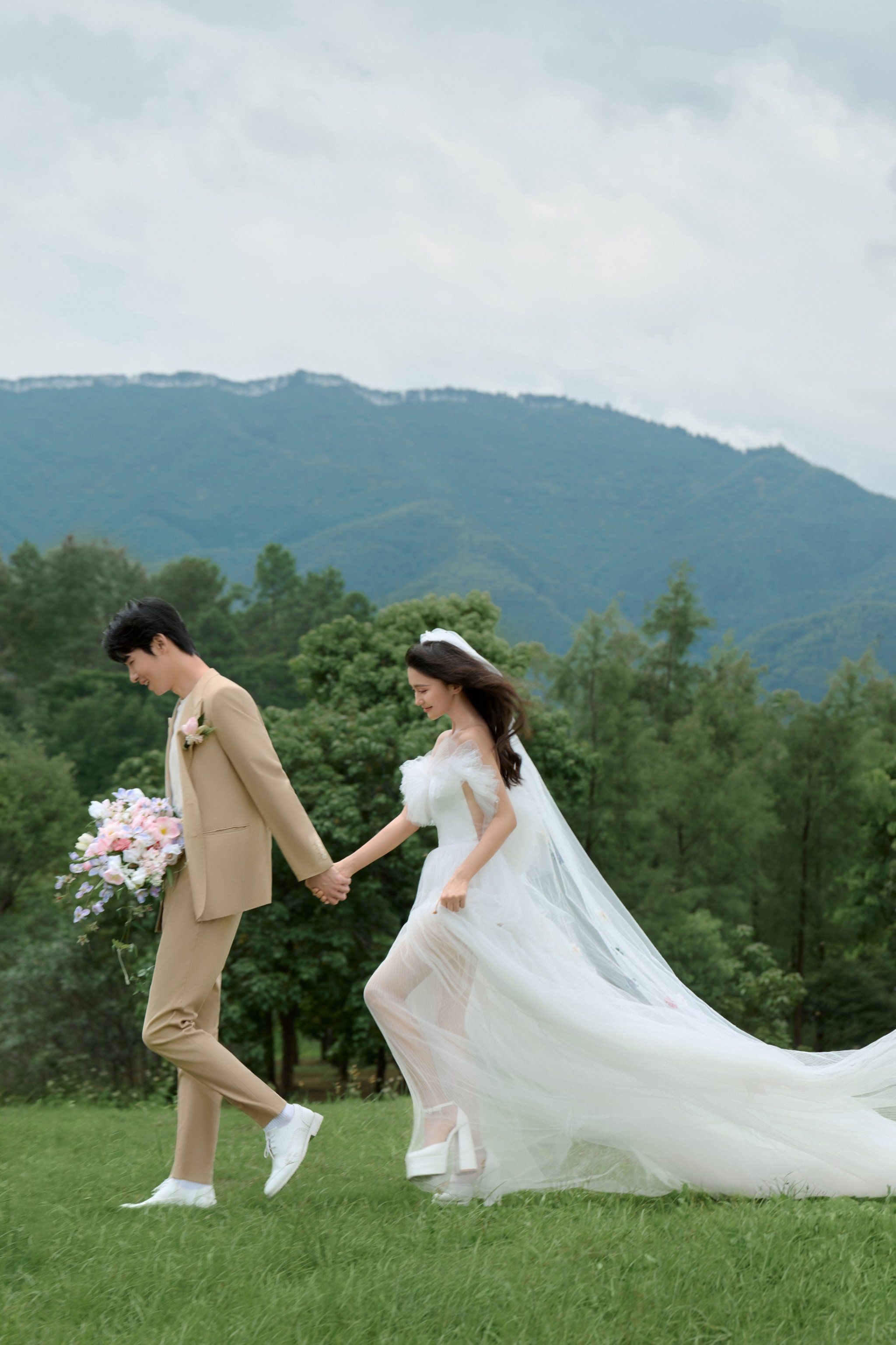 n安利这款森林草坪婚纱照🍀「时尚芭莎婚纱摄影